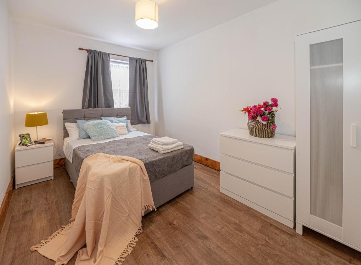 Beautiful 4 Bedrooms House, 7 Walk To Train Station Plumstead  Zewnętrze zdjęcie