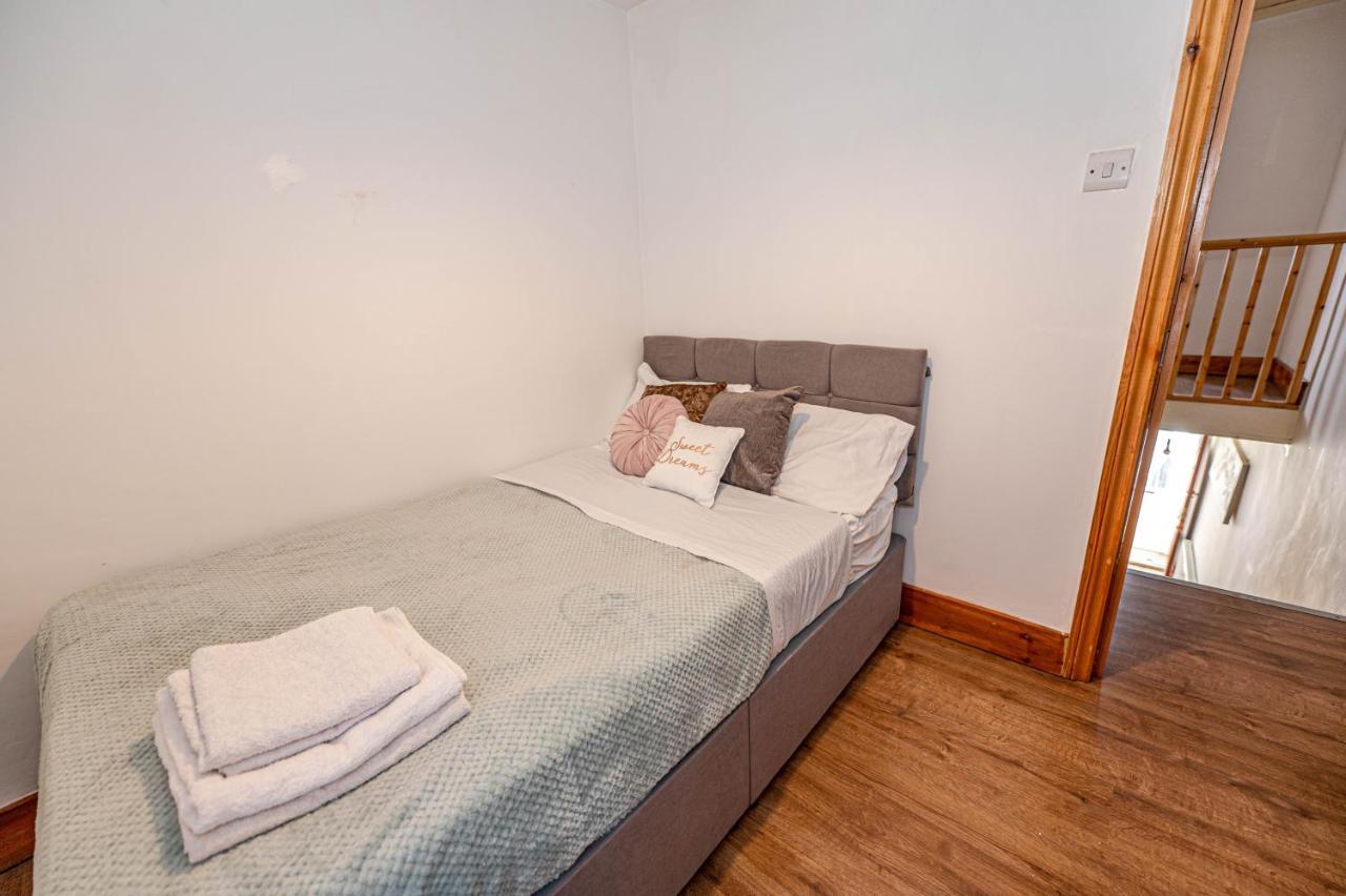 Beautiful 4 Bedrooms House, 7 Walk To Train Station Plumstead  Zewnętrze zdjęcie