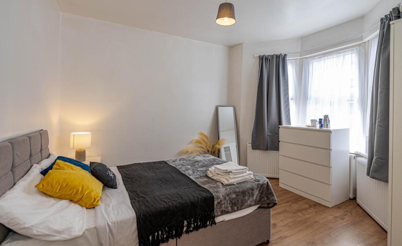Beautiful 4 Bedrooms House, 7 Walk To Train Station Plumstead  Zewnętrze zdjęcie
