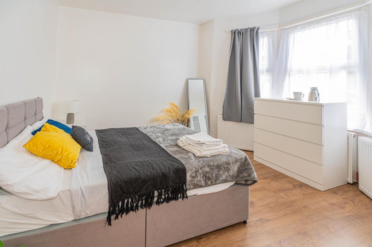 Beautiful 4 Bedrooms House, 7 Walk To Train Station Plumstead  Zewnętrze zdjęcie